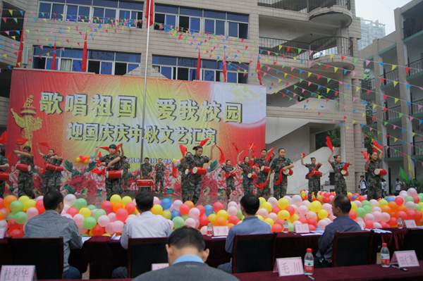 我校举行国庆节文艺汇演